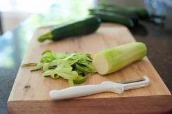 Cara menghilangkan rasa pahit dari zucchini: tips bermanfaat